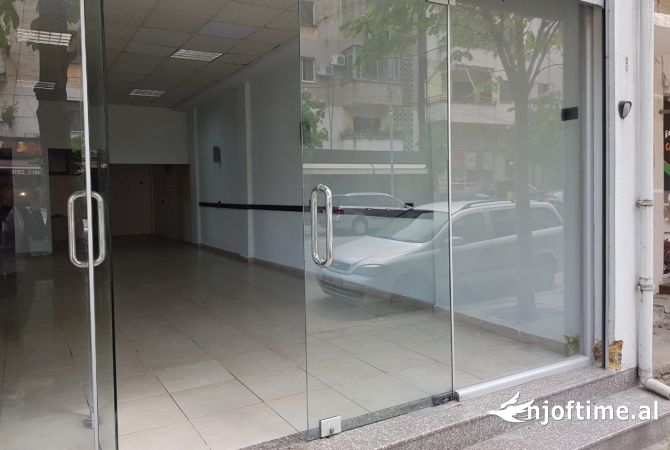 Ambient biznesi me qera 1+1 ne Tirane - 90,000 Leke