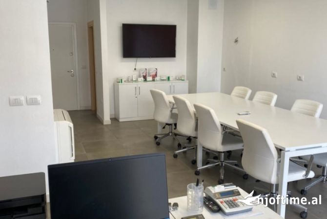 Ambient biznesi me qera 3+1 ne Tirane - 60,000 Leke