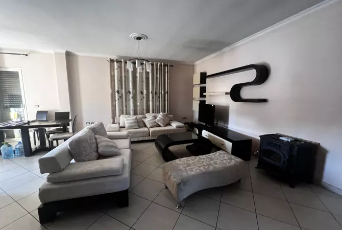 Shtepi me qera 5+1 ne Tirane - 1,000 Euro