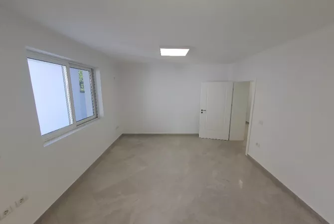 Ambiente Commerciale in Affitto 3+1 a Tirana - 2,500 Euro
