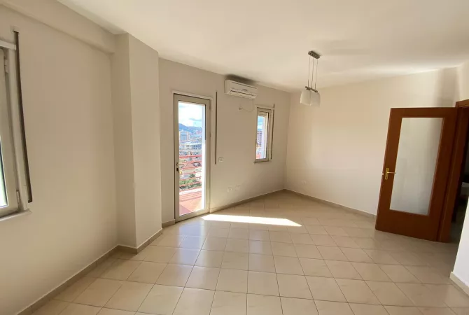 Shtepi me qera 2+1 ne Tirane - 800 Euro