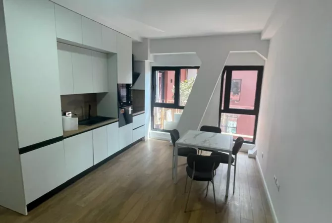 Ambiente Commerciale in Affitto 3+1 a Tirana - 1,500 Euro