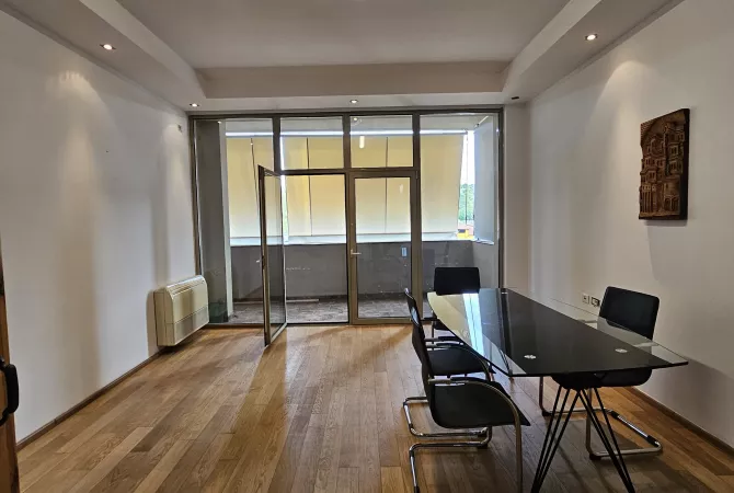 Ambiente Commerciale in Affitto 3+1 a Tirana - 2,000 Euro