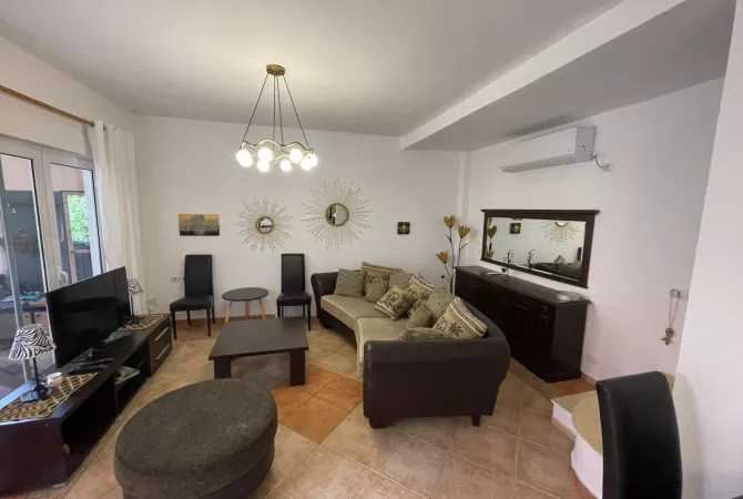 Shtepi me qera 4+1 ne Tirane - 1,200 Euro