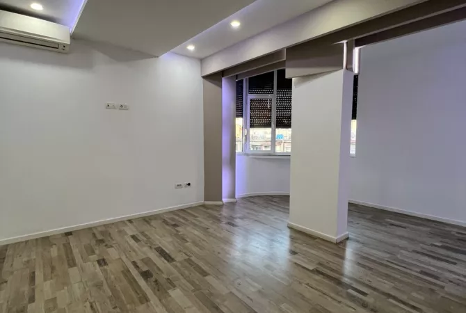 Ambiente Commerciale in Affitto 3+1 a Tirana - 1,300 Euro