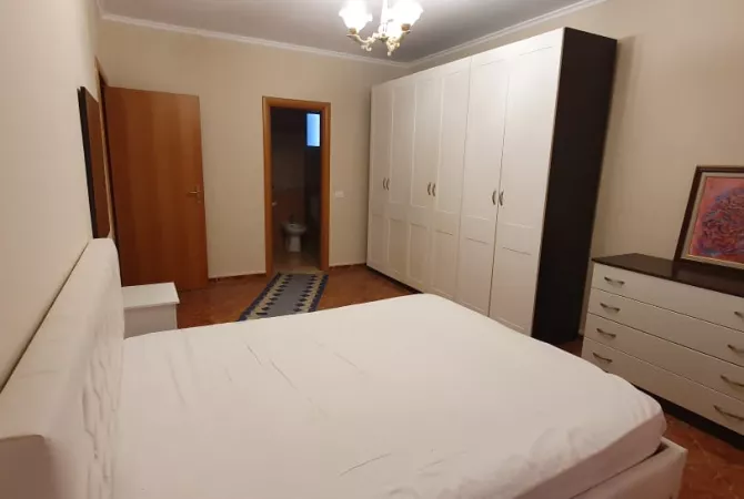 Shtepi me qera 4+1 ne Tirane - 1,250 Euro