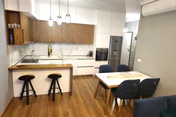 Shtepi me qera 4+1 ne Tirane - 1,700 Euro