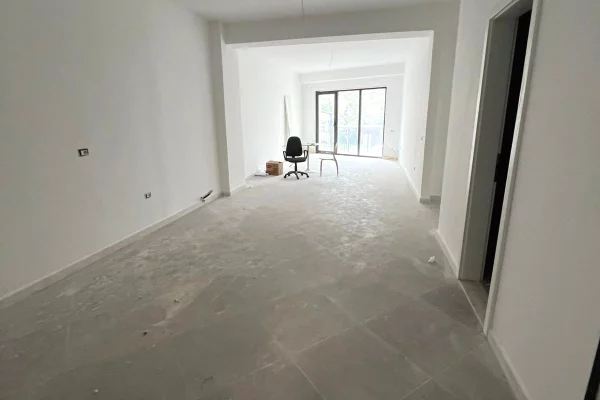 Ambient biznesi me qera 3+1 ne Tirane - 1,700 Euro