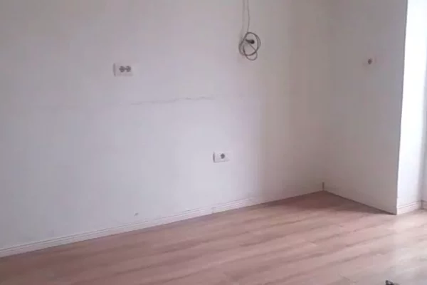 Ambient biznesi me qera 3+1 ne Tirane - 650 Euro