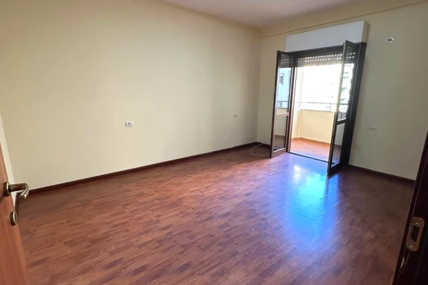 Ambient biznesi me qera 3+1 ne Tirane - 700 Euro