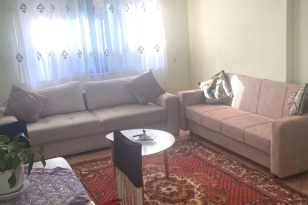 Pazari i Ri, jepet me qera apartament 1+1.