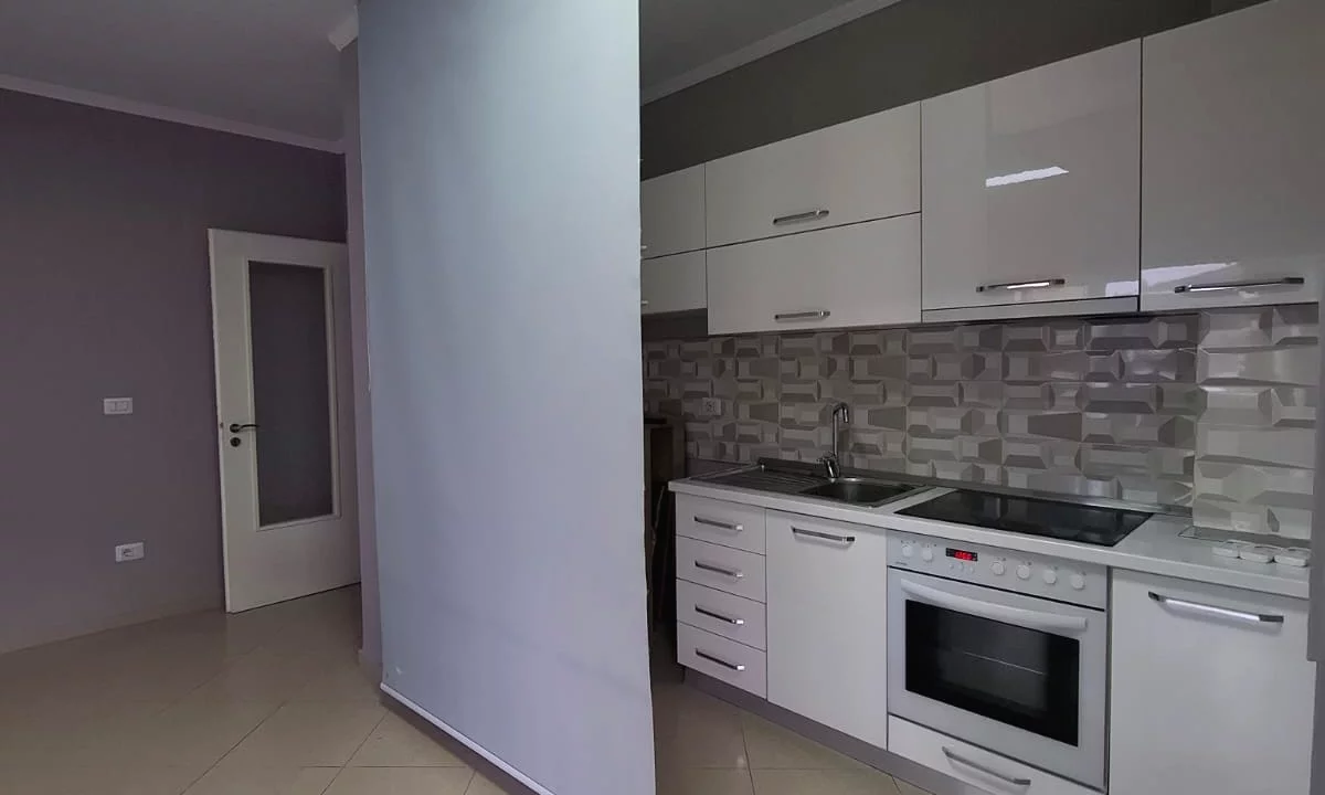 Ambient biznesi me qera 3+1 ne Tirane - 70,000 Leke