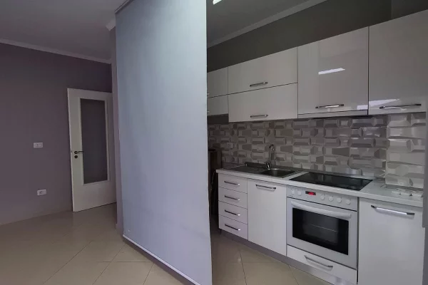 Perballe me Toptanin. Ambient me qera per zyra i tipologjise 2+1.