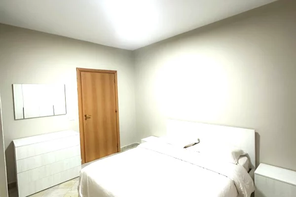 Perballe shkolles vasil shanto jepet apartament 1+1 me qera.