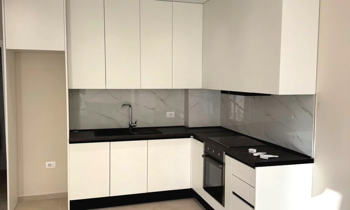 Shtepi me qera Apartament ne Tirane, 1+1, Mobilimi Pjeserisht e mobiluar, Pagesa 45,000  Leke.