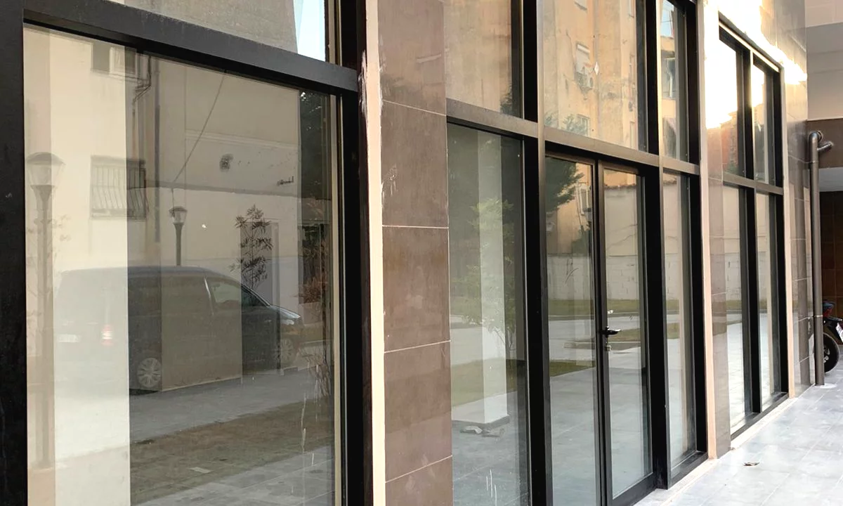 Rruga e Barrikadave, jepet me qera ambient kat 0, buze rruge me fasade xhami , 