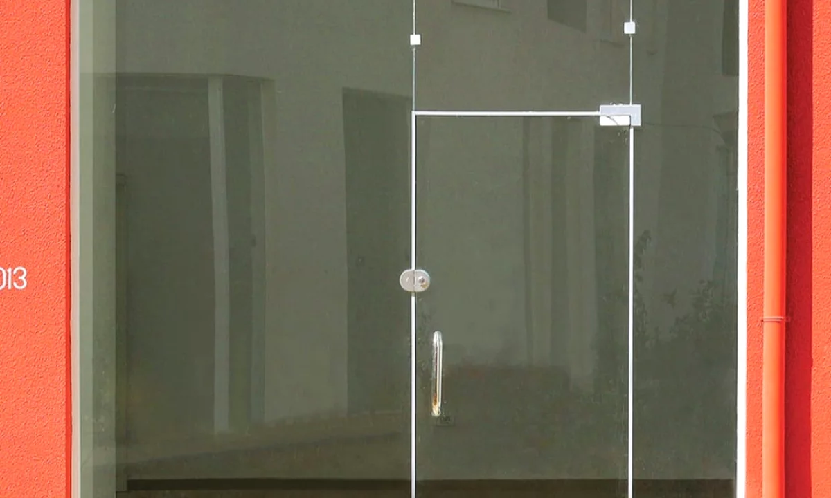 Ne Bllok, shitet dyqan me fasade xhami buze rruges,