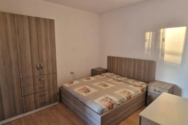 Zona: Astir, jepet me qera apartament 1+1.