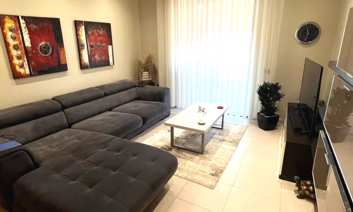 Tek Komuna e Parisit, jepet me qera apartament 2+1.