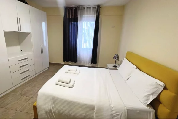 21-dhjetori, jepet me qera apartament 1+1+Blk i arreduar !