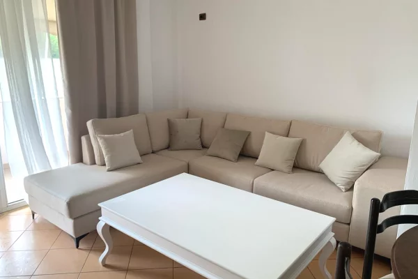 Rruga e Kosovareve, jepet me qera apartament 1+1+Blk!!