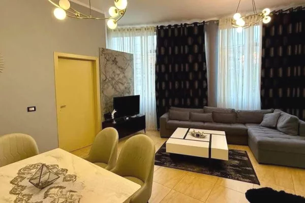 Prane Pallatit me shigjeta me shigjeta , Jepet me qera apartament 2+1+2 i arreduar!!