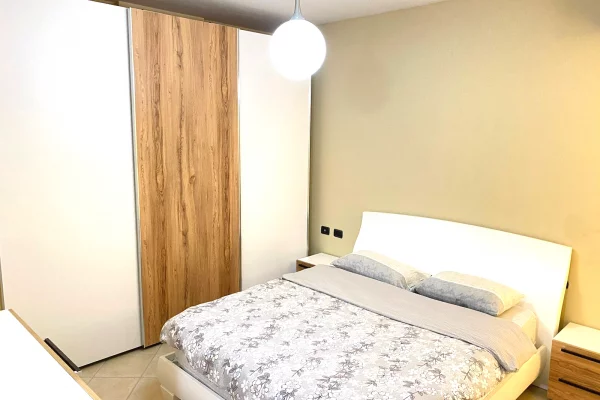 Perballe Kristalit, jepet me qera apartament 2+1 i arreduar.