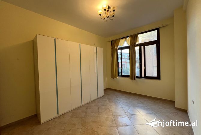 Ambient biznesi me qera 3+1 ne Tirane - 550 Euro