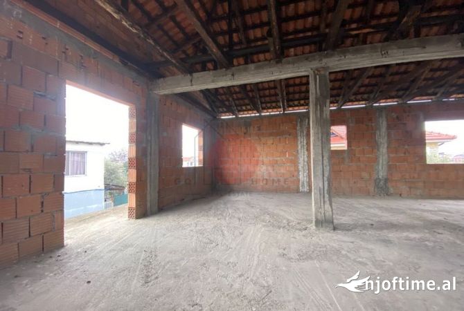 Shtepi ne shitje Apartament ne Tirane, 4+1, Mobilimi Bosh, pa mobiluar, Pagesa 125,000  Euro.