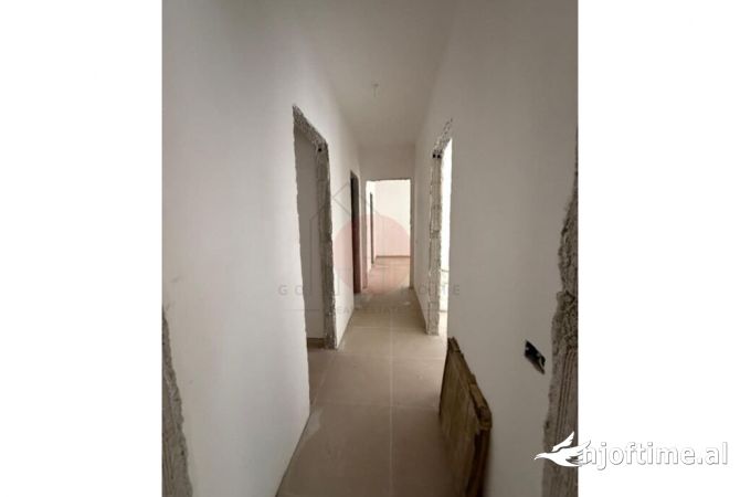 Shtepi ne shitje Apartament ne Tirane, 2+1, Mobilimi Bosh, pa mobiluar, Pagesa 125,000  Euro.