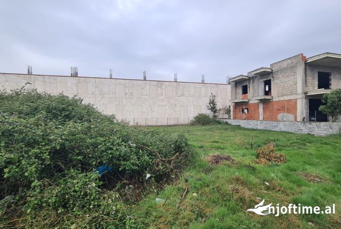 Truall ose Toke  ne Tirane - 52,000 Euro