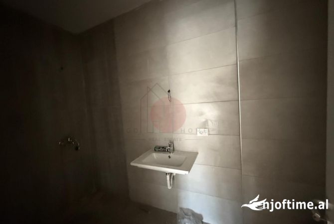 Shtepi ne shitje Apartament ne Tirane, 1+1, Mobilimi Bosh, pa mobiluar, Pagesa 202,000  Euro.