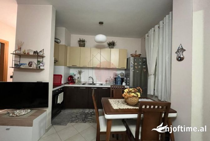 Shtepi me qera Apartament ne Tirane, 1+1, Mobilimi E mobiluar, Pagesa 450  Euro.