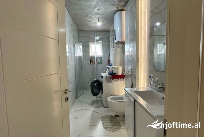 Shtepi ne shitje Apartament ne Tirane, 2+1, Mobilimi E mobiluar, Pagesa 135,000  Euro.