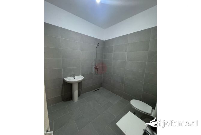 Shtepi ne shitje Apartament ne Tirane, 2+1, Mobilimi Bosh, pa mobiluar, Pagesa 102,000  Euro.