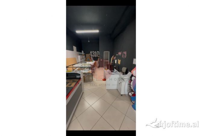 Ambiente Commerciale in Vendita 1+1 a Tirana - 127,000 Euro