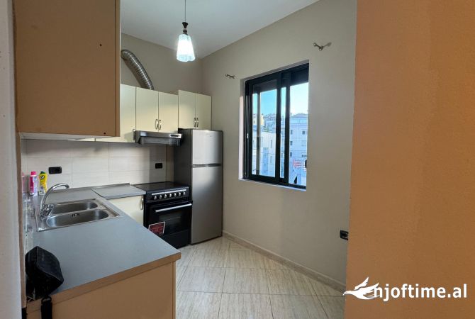 Shtepi me qera Apartament ne Tirane, 3+1, Mobilimi Bosh, pa mobiluar, Pagesa 600  Euro.