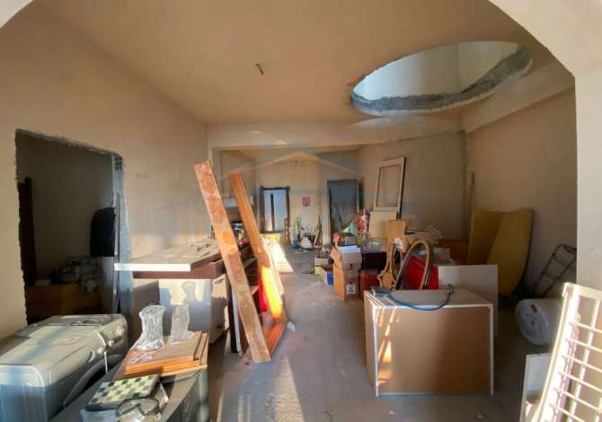 Shtepi ne shitje Duplex(shtepi me 2 kate) ne Elbasan, 7+1, Mobilimi Bosh, pa mobiluar, Pagesa 330,000  Euro.