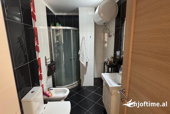 Shtepi ne shitje Apartament ne Tirane, 2+1, Mobilimi E mobiluar, Pagesa 203,000  Euro.