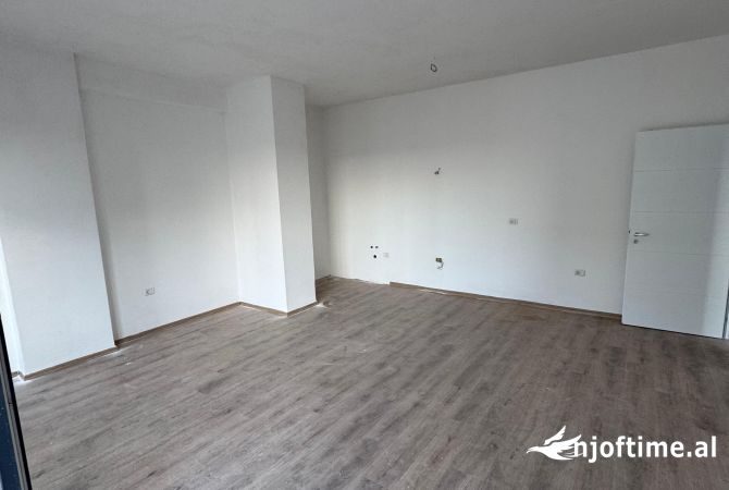 Shtepi me qera Apartament ne Tirane, 3+1, Mobilimi Bosh, pa mobiluar, Pagesa 800  Euro.