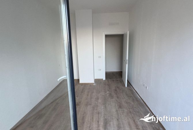 Shtepi me qera Apartament ne Tirane, 3+1, Mobilimi Bosh, pa mobiluar, Pagesa 800  Euro.