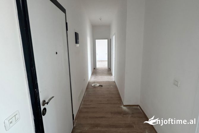 Shtepi me qera Apartament ne Tirane, 3+1, Mobilimi Bosh, pa mobiluar, Pagesa 800  Euro.