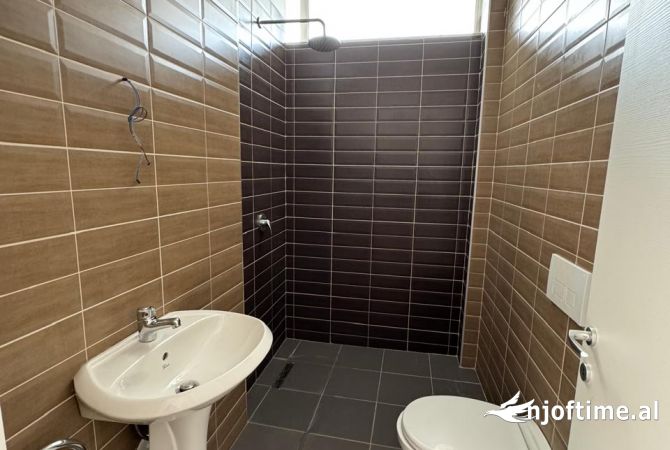 Shtepi ne shitje Apartament ne Tirane, 2+1, Mobilimi Bosh, pa mobiluar, Pagesa 125,000  Euro.