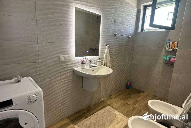 Shtepi me qera Apartament ne Tirane, 2+1, Mobilimi Pjeserisht e mobiluar, Pagesa 600  Euro.