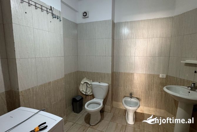 Shtepi ne shitje Apartament ne Tirane, 1+1, Mobilimi Pjeserisht e mobiluar, Pagesa 92,000  Euro.