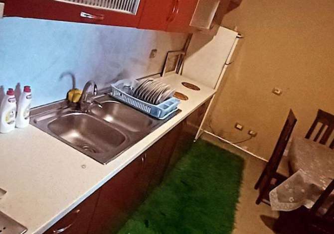 Shitet shtepia bashke me 3 dynym toke