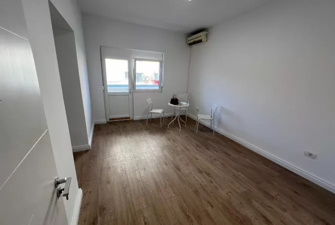 Ambient biznesi me qera 3+1 ne Tirane - 85,000 Leke