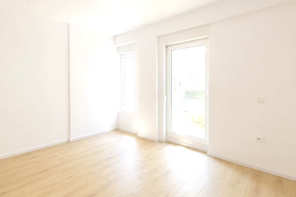 Shtepi ne shitje Vila Luksoze ne Tirane, 4+1, Mobilimi Bosh, pa mobiluar, Pagesa 400,000  Euro.