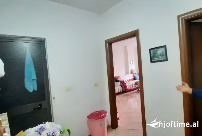 Shtepi ne shitje Apartament ne Tirane, 1+1, Mobilimi Pjeserisht e mobiluar, Pagesa 110,000  Euro.