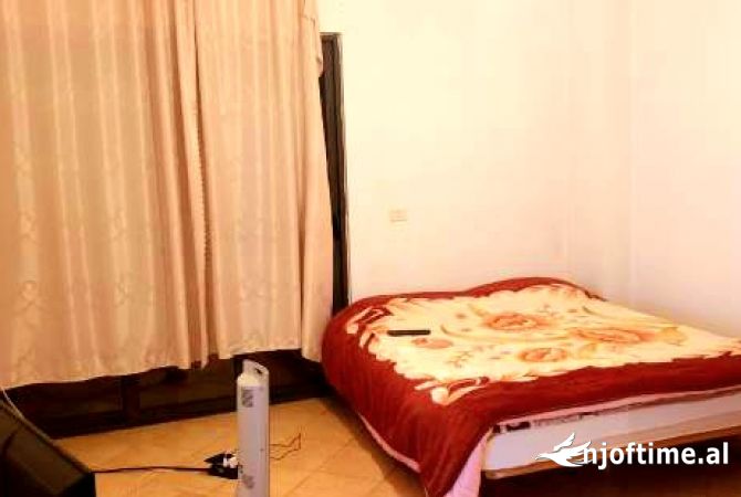 Shtepi ne shitje Apartament ne Tirane, 1+1, Mobilimi Pjeserisht e mobiluar, Pagesa 110,000  Euro.